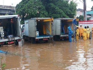 Disedot Pompa, Banjir di Kemang Raya Perlahan Surut