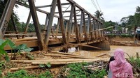 Warga berkerumun melihat ambruknya jembatan Sajira.