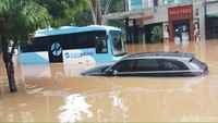 Di sekitar mobil juga terdapat bus TransJakarta yang turut menjadi korban. Foto: Farih/detikcom