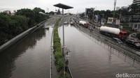 Banjir menggenangi tol dalam kota KM 14.