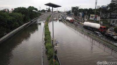 Banjir Putus Tol Dalam Kota KM 14 Grogol