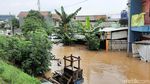 Mobil dan Motor Terendam Banjir di Cipinang Melayu