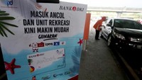 Pengunjung Ancol dapat melakukan pembayaran tiket gerbang Ancol dengan Kartu Debit GPN dan Kartu Kredit, baik Bank DKI maupun bank lainnya, serta menerima transaksi QR Code JakOne Mobile dan QRIS. Foto: dok. Bank DKI