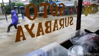 Sebagian warga memilih mengungsi akibat banjir tersebut.