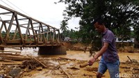 Warga tak bisa melintas karena air sungai Ciberang meluap. Warga juga harus memutar arah puluhan kilometer karena jembatan putus.