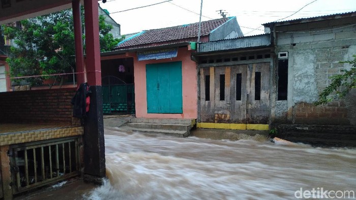 Tanggul Di Perumahan Citayam Jebol Bikin 33 Rumah Terendam Banjir
