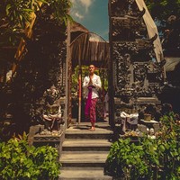 Melalui foto-foto liburannya di Bali, Agnez Mo seolah ingin menunjukkan keindahan Pulau Dewata. Agnez juga ingin mengungkapkan bahwa Indonesia memiliki keanekaragaman budaya. Embracing diversity in my country... learning Balinese tradition ❤️❤️ while wearing Balinese traditional attire.. (and embracing my tan 😁), tulis pelantun Coke Bottle itu di Instagram. Foto: Dok. Instagram @agnezmo