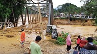 Sebuah jembatan di Sajira, Kabupaten Lebak, Banten, putus.