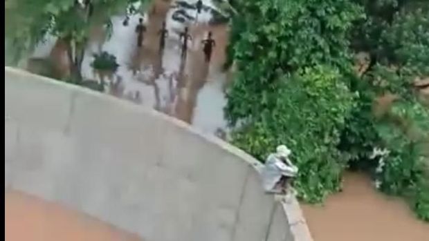 Warga Pondok Cabe Mancing di Proyek Tol Cinere-Serpong yang Banjir