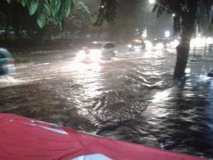 Kelurahan Pinang Ranti Jakarta Timur Terendam hingga 70 Cm