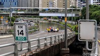 Sebuah mobil Jasamarga juga disiagakan di KM 14.