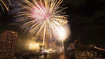  Pesta kembang api di sungai Chao Phraya, Thailand. Foto: AP Photo/Sakchai Lalit.  