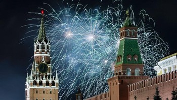 Pesta kembang api di dekat Kremlin, Rusia. Foto: AP Photo/Denis Tyrin. 