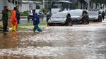 Penampakan Banjir di Jalan Sudirman Jakarta