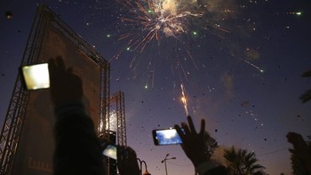 Pesta kembang api di Palestina. Foto: AP Photo/Adel Hana 