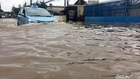 Meski banjir, taksi tetap nekat menerobos.