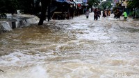 Sejumlah anak tampak asyik bermain banjir.