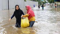 Banjir ini akibat hujan yang mengguyur Jakarta sejak kemarin sore.