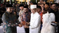 Gubernur DKI Jakarta Anies Baswedan (kiri) menyerahkan buku nikah kepada pasangan pengantin saat acara nikah massal di halaman Balai Kota, Jakarta, Selasa (31/12/2019). ANTARA FOTO/Hafidz Mubarak A.