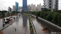 Banjir bahkan membuat ruas Tol Dalam Kota KM 14 Grogol terendam air dan terputus pada Rabu (1/1/2020) lalu. Ari Saputra/Dok. Detikcom.