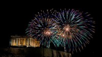 Kali ini kembang api meluncur di atas kuil Perthenon kuno di bukit Acropolis sambut perayaan tahun baru di Athens, Yunani. (AP)