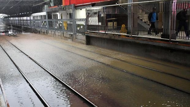 Petualangan Menembus Banjir dari Bekasi ke Jakarta Petualangan Menembus Banjir dari Bekasi ke Jakarta