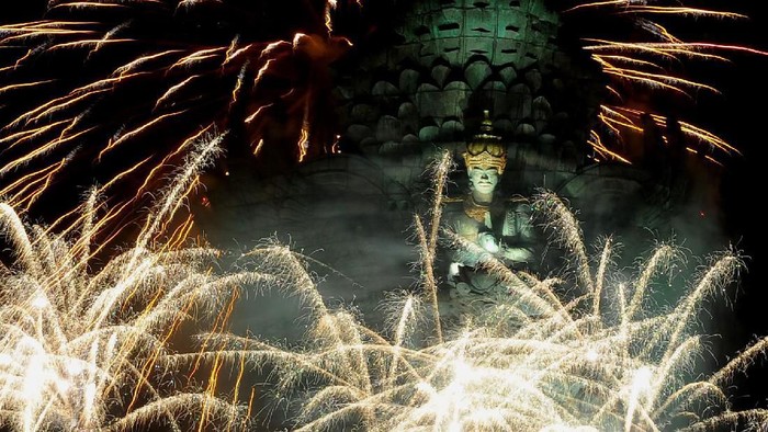 Suasana pesta kembang api saat malam perayaan pergantian tahun di kawasan Patung Garuda Wisnu Kencana (GWK) Ungasan, Badung, Bali, Rabu (1/1/2020). ANTARA FOTO/Fikri Yusuf/pd.