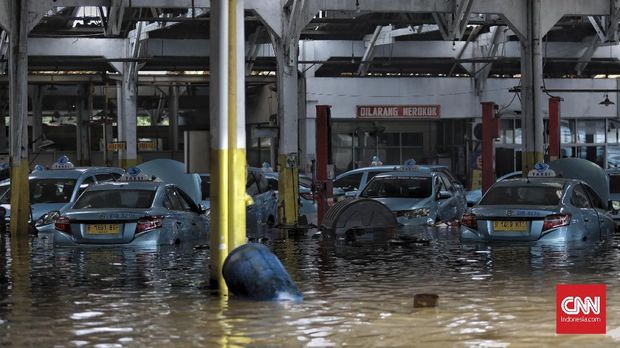 Penanganan Mobil Terendam Banjir di Jakarta