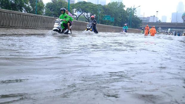 Underpass Kuningan-Mampang Terendam Banjir