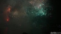 Di Indonesia pun tak kalah meriah dengan negara lain. Meskipun diguyur hujan, masyarakat tetap antusias memeriahkan pesta kembang api menyambut tahun baru. Selamat tahun baru traveler! (Rengga Sancaya/detikcom)