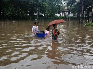 Genangan Banjir di Mana-mana, Jangan Lupa Selalu Pakai Alas Kaki
