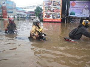 Jalanan hingga Ruko di Green Garden Kedoya Jakbar Banjir 1 Meter