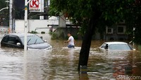 Sejumlah wilayah pun terendam banjir dengan ketinggian air yang beragam. Banjir yang merendam wilayah Jabodetabek itu membuat Menteri PUPR Basuki Hadimuljono kecewa. Menurutnya banjir besar yang terjadi di Jakarta sejak malam tahun baru 2020 dikarenakan masih banyak bantaran Sungai Ciliwung belum dinormalisasi. Grandyos Zafna/Dok. Detikcom.