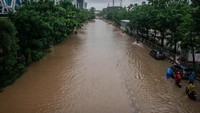 Beginilah penampakan banjir yang menggenangi Jalan DI Panjaitan, Cawang, Rabu (1/1/2020) tepatnya setelah underpass Cawang yang menghubungkan UKI dengan jalan menuju By Pass.
