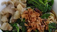 Mie Kocok Apang juga punya versi lo mie berkuah manis gurih dengan tambahan kikil yang mulur lembut. Foto : Instagram @miekocokapang