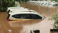 Seperti diketahui, intensitas hujan yang cukup tinggi yang mengguyur wilayah Jabodetabek selama beberapa hari belakangan membuat sejumlah wilayah di Jabodetabek terendam banjir. Ari/detikcom
