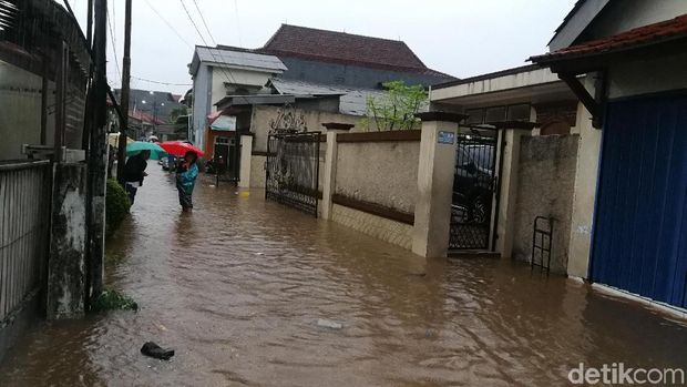 Banjir Setinggi Paha di Halim Jaktim.
