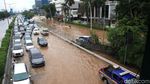Potret Banjir yang Rendam Tol Kebon Jeruk