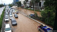 Banjir merendam ruas tol yang mengarah ke Tangerang.