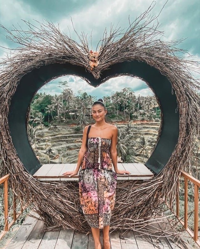 Berpose hanya dengan memakai sandal jepit dan dress serta tanpa makeup, Agnez Mo tetap terlihat menawan. Cantiknya Indonesia kalau kata netizen. Bagaimana menurutmu? Foto: Dok. Instagram @agnezmo