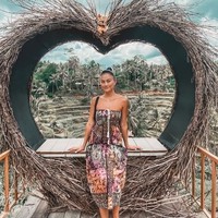 Berpose hanya dengan memakai sandal jepit dan dress serta tanpa makeup, Agnez Mo tetap terlihat menawan. Cantiknya Indonesia kalau kata netizen. Bagaimana menurutmu? Foto: Dok. Instagram @agnezmo