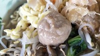 Isian mie kocok kikil selain mie juga ditambah tauge dan sawi. Ditambah bakso sapi yang pdat kenyal. Nyam! Foto : Instagram @junidawongso