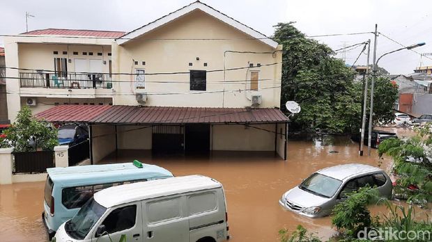 Banjir di Cipinang Melayu, Motor hingga Mobil Terendam