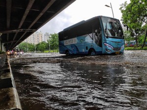 Guys, Kamu Bisa Pantau Titik Banjir Jakarta Lewat 6 Akun Twitter Ini