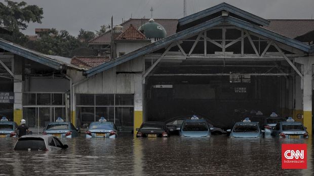 Pool Taksi Blue Bird Banjir, Taksi Listrik Tetap Beroperasi