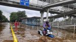 Banjir Lumpuhkan Jalan Perintis Kemerdekaan Jakarta