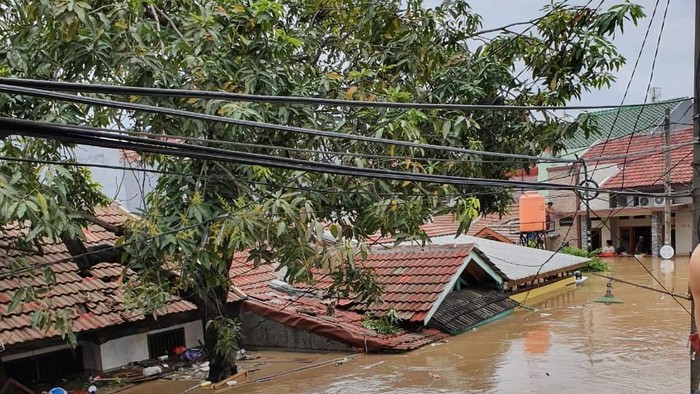 Titik Banjir Bekasi Wanita Pegangi Pagar demi Tak Terseret Banjir  Bekasi  Saat 