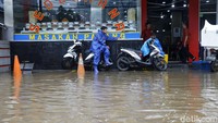 Banjir merendam tempat parkir salah satu rumah makan di Benhil.