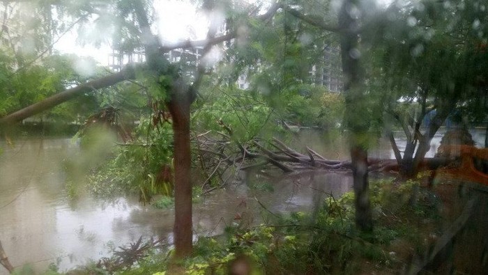 Banjir Rendam Jalan Ke Ancol Jakut