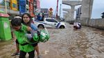 Potret Banjir di Jalan Boulevard Barat Kelapa Gading